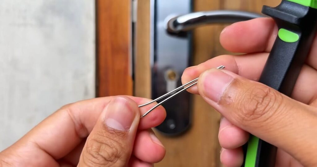 Step-by-Step Guide: how to pick a lock with a bobby pin